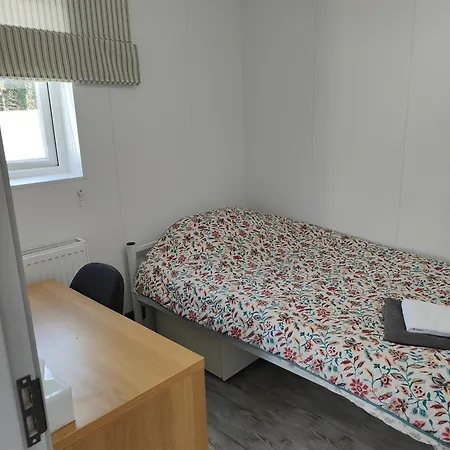 Single With Ensuite In Dundrum Close To Public Transportation *