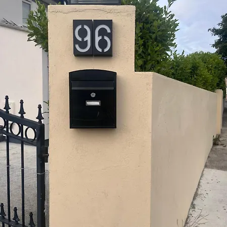 Single With Ensuite In Dundrum Close To Public Transportation * دبلن